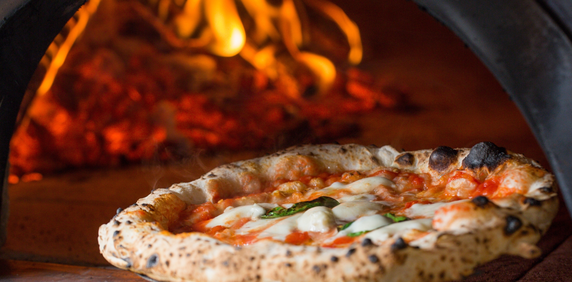 Pizzeria con tavoli all'aperto a Matera